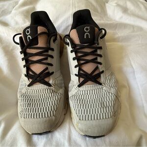 Women’s On Cloud shoes in size W9.5